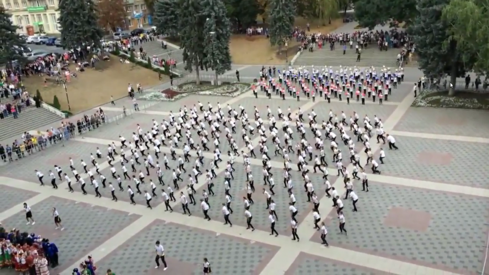 В Пятигорске 200 школьников устроили флэшмоб