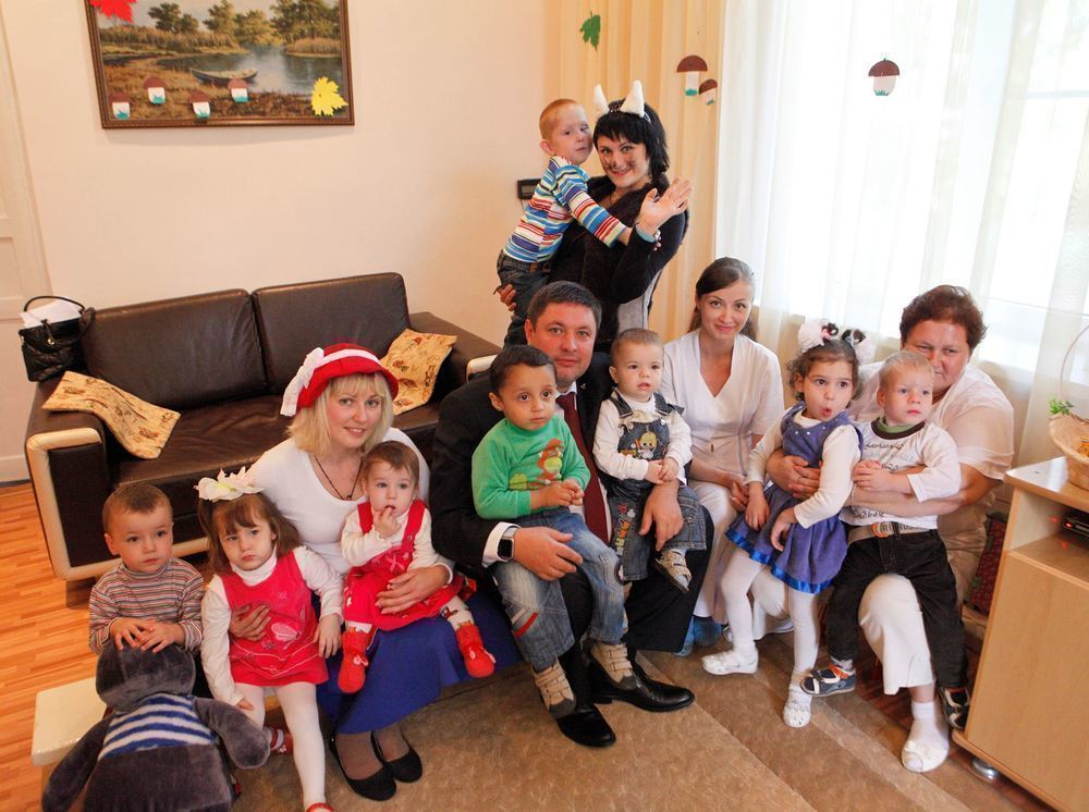 Николай Новопашин организовал спектакль для малышей из дома ребёнка «Машук»