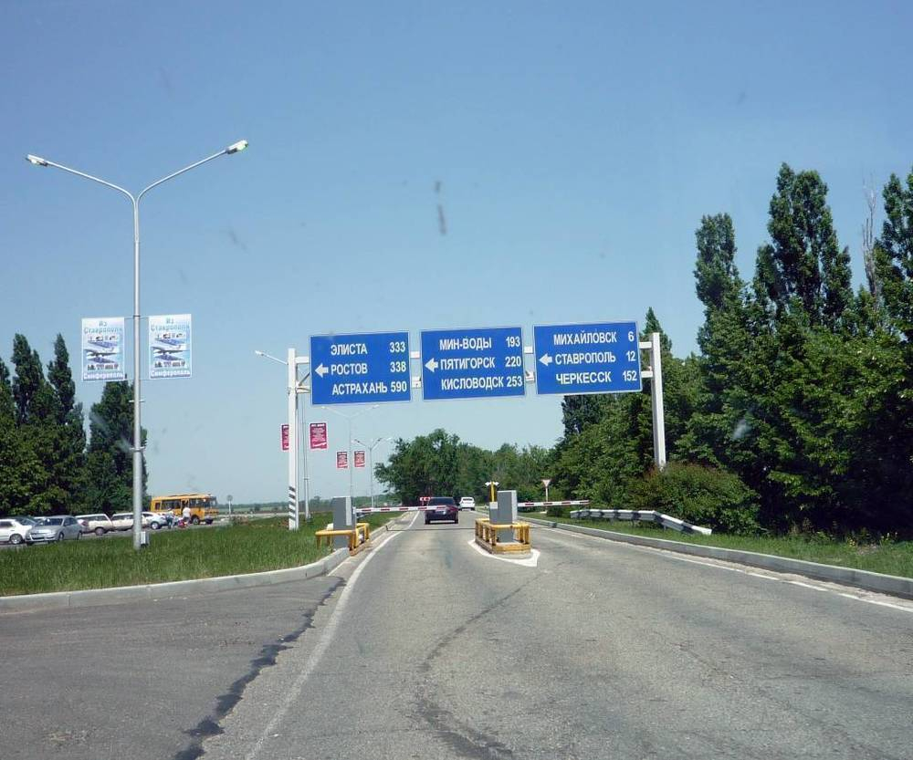 В аэропорту Ставрополя незаконно установленный шлагбаум демонтируют