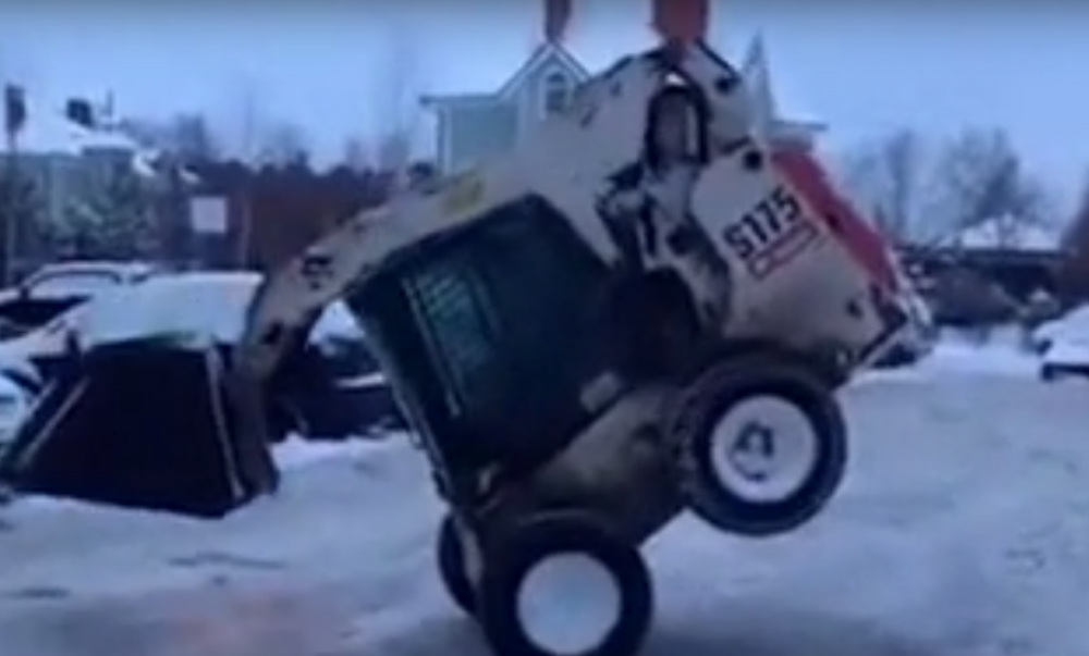 В Пятигорске снегоуборщик танцевал на передних колесах