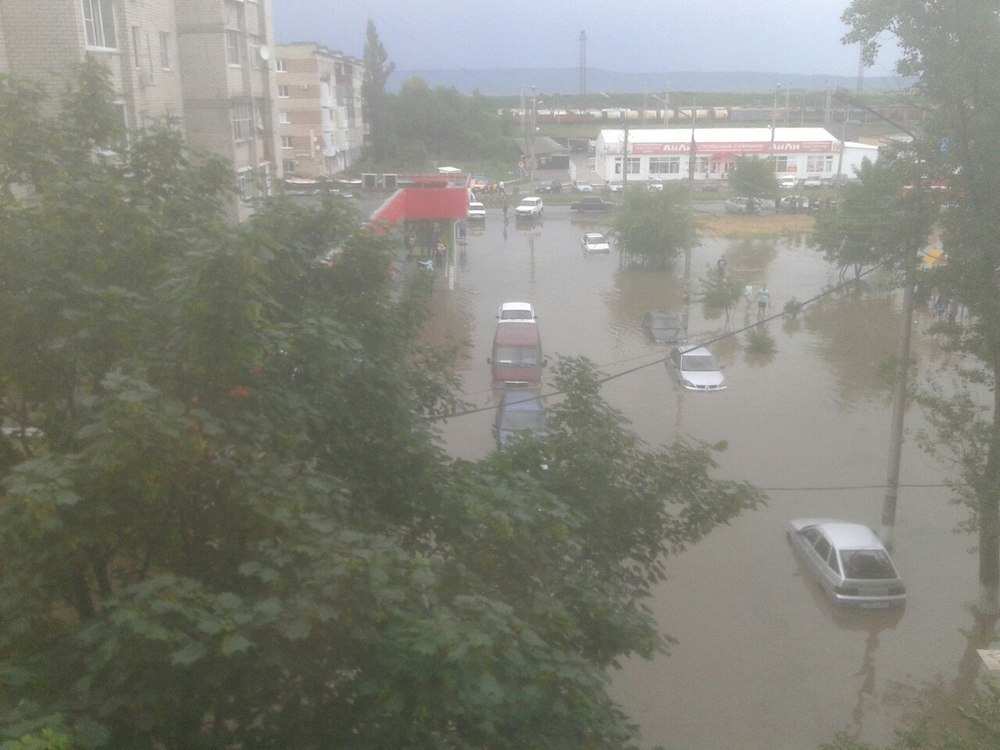 Автомобили во дворах Невинномысска оказались наполовину под водой из-за стихии