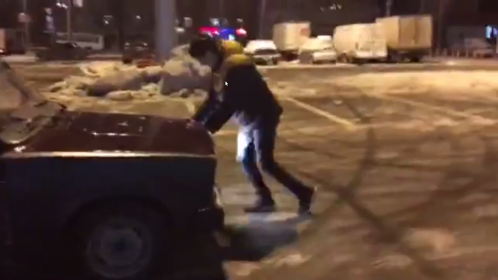 В Ставрополе молодой человек учился лунной походке с помощью автомобиля