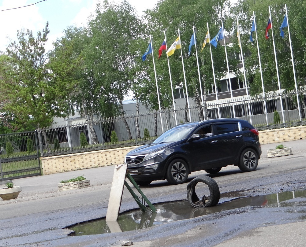На улице Кирова в Кисловодске жители заделали дорожную яму шинами и щитами