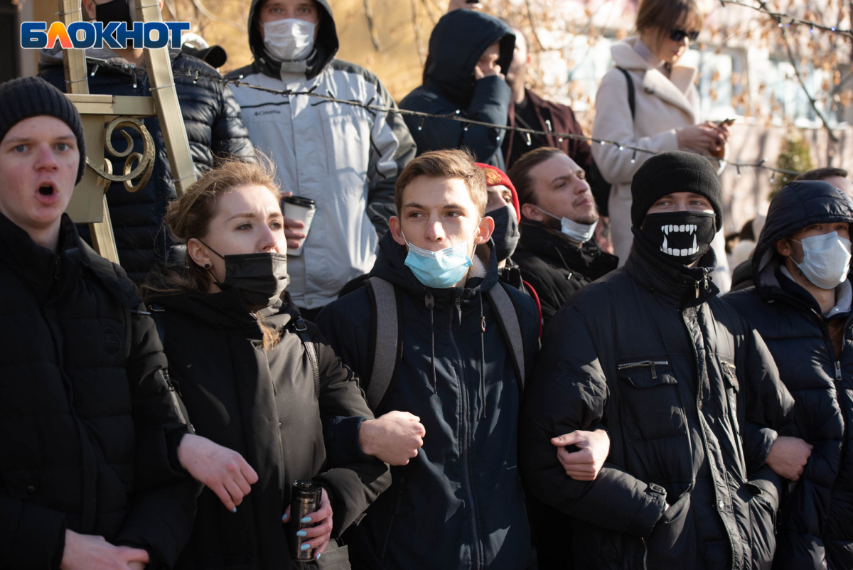 Митинг ставрополь. Митинг в Ставрополе. Ставрополь антивоенный митинг. Мы здесь власть. Митинги Ставрополь зима.