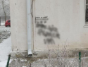 «Хотя бы сотрите надписи»: жители Ставрополя устали натыкаться на сомнительные объявления
