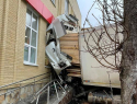 Водителя насмерть зажало в кабине: молоковоз и фура врезались в супермаркет в Железноводске