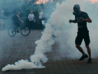 Бросивший дымовую шашку среди прохожих молодой человек в противогазе возмутил жителей Ставрополя
