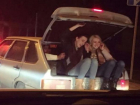 Две девушки катались в багажнике движущегося по магистрали автомобиля в Пятигорске