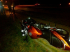Превысивший скорость молодой мужчина с девушкой на мотоцикле врезался в бордюр в Ставрополе 