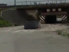 Водитель мощного внедорожника проиграл битву с бурлящими потоками воды под мостом в Невинномысске 