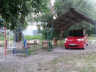 Парковочное место на детской площадке соорудил предприимчивый автовладелец в Невинномысске