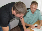 Разъяренный сын должницы избил на лестничной клетке судебного пристава на Ставрополье