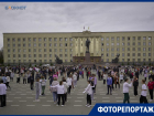 Тысячи школьников и десятки чиновников собрались на площади Ленина в Ставрополе 