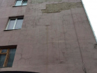 Упавший кусок облицовки многоэтажки повредил припаркованные автомобили в Ставрополе