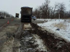 Дальнобойщика на грузовой фуре вытащили из заснеженной обочины на трассе Ставрополья