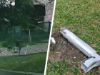 Вандалы разгромили городской парк в Минводах и сломали фонарь: видео