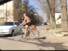Велосипедист в трусах и тапочках шокировал окружающих на улицах Пятигорска