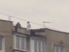Опасные маневры девушки на краю крыши многоэтажки сняли на видео в Пятигорске