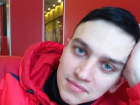 Молодой человек с голубыми глазами в синей куртке бесследно пропал на Ставрополье