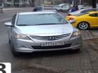 Автохам на "Хендай" проигнорировал просьбы о перепарковке с тротуара в Пятигорске