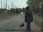 Жители вручную засыпают землей ямы на дороге в Ставропольском крае