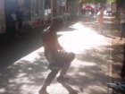 Зажигательный танец пятигорского Джастина Тимберлейка рассмешил прохожих и попал на видео