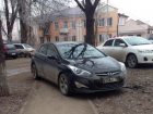 Паркуюсь как хочу: автохам оставил машину на тротуаре возле поликлиники в Пятигорске