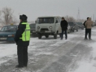 Дождь в мороз заблокировал движение по трассе Ставрополья