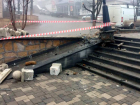 Водитель снес фонарь и повредил новую лестницу в Железноводске
