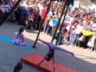 Чудеса воздушной гимнастики показала маленькая спортсменка прямо на улице в Кисловодске