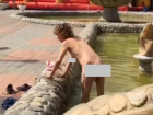 Голая женщина купалась в фонтане в центре Михайловска 