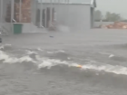 Черное море с волнами вместо рынка в Пятигорске: шок-видео после сильного ливня разлетелось в сети