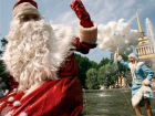 Дед Мороз и Снегурочка в августе раздают подарки детям в Пятигорске