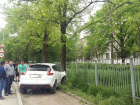 В Пятигорске автоледи врезалась в дерево: пострадали трое маленьких детей