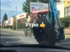 Колесо оторвалось у трактора на дороге и попало на видео в Ставрополе 
