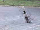 «Открытая ливневка посреди дороги, десятки машин остались без колес», - водители из Ставрополя