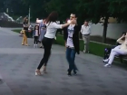 Мужчина и девушка устроили зажигательные танцы посреди людной улицы в Пятигорске