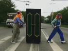 Выгуливающие шкаф клоуны попали на видео в Ставрополе