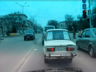 Дерзкий проезд на запрещающий сигнал лихача на BMW X5 попал на видео на Ставрополье