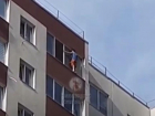 «Балансирующий» на карнизе многоэтажки парень напугал ставропольцев