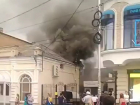 Пылающее здание в самом центре Пятигорска очевидцы сняли на видео