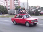 На Ставрополье водитель легковушки наказан за катание пассажиров на крыше 