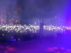 Тысячи зрителей устроили "шоу огней" на концерте Сергея Лазарева в Ставрополе