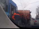 Мусоровоз и трамвай встретились на автодороге в Пятигорске