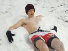 Отчаянный ставрополец "искупался" в снегу с голым торсом 