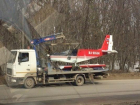 Эвакуатор увёз легкомоторный самолет за посадку в неположенном месте в Ставрополе