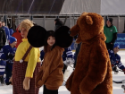 Медведь на льду поздравлял студентов в Ставрополе с праздником — видео