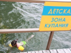 Трехлетняя девочка ушла под воду на озере Ставрополья, пока ее отец сидел спиной к берегу
