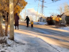 «Машины катятся вниз, мамы с детьми падают»: жители Ставрополя о катке на окраинах города 