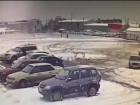 Дрифт неадекватного водителя на парковке гипермаркета Ставрополя попал на видео